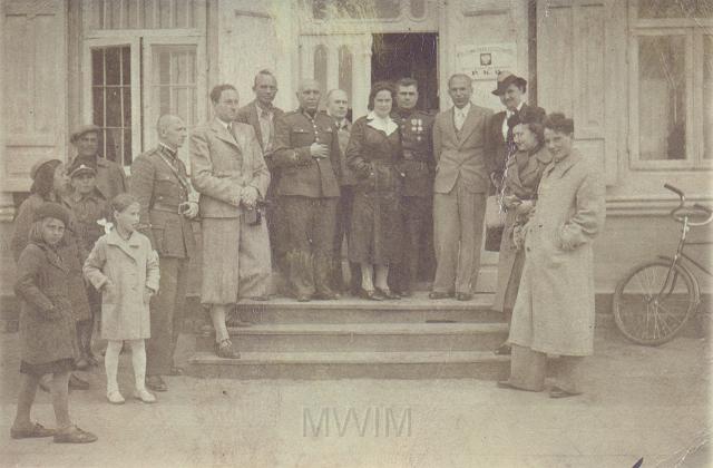 KKE 2035.jpg - Od lewej: siódmy stoi na schodku Bernard Zwierko, lata 30 XX wieku.